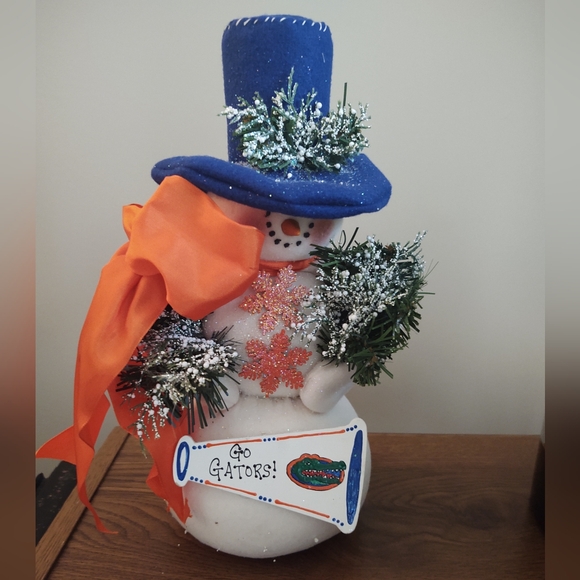 FLORIDA GATOR SNOWMAN, HANDCRAFTED with Snow and Glitter 14" Tall, Gator Colors - Picture 2 of 5